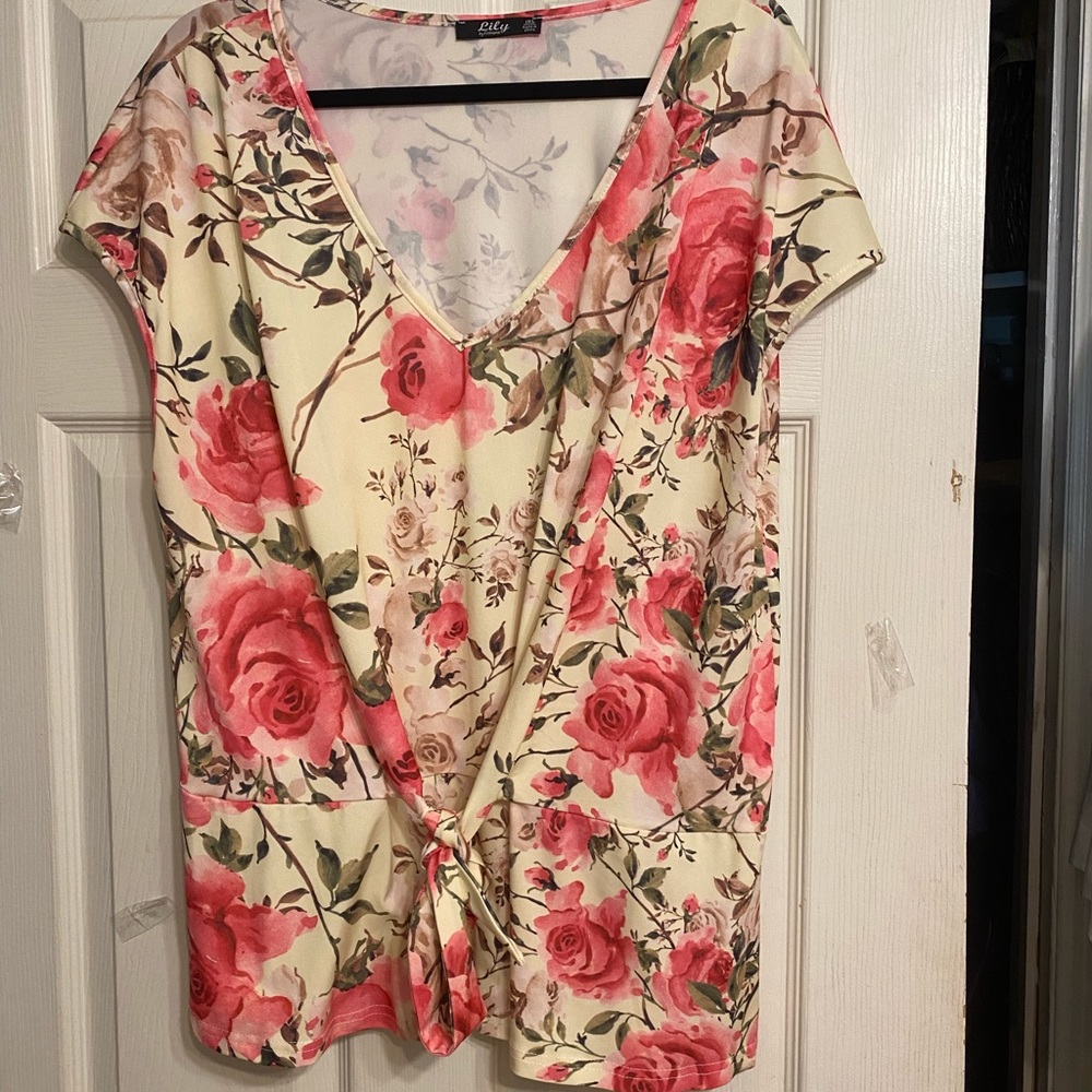 Lily 1X Very pretty and flattering blouse